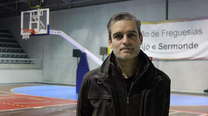 Gigante' do basquete atrai a atenção de crianças de escola em